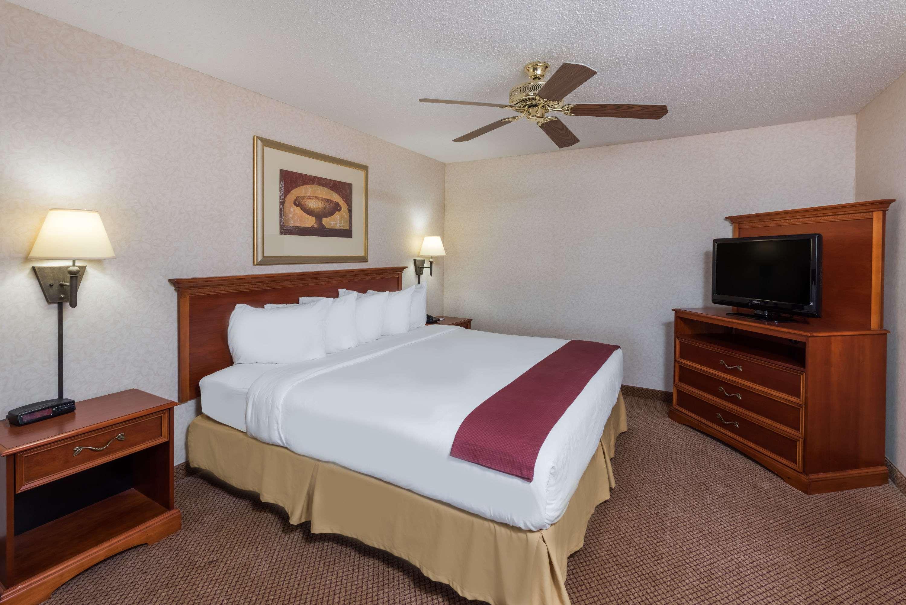 Seasons Inn & Suites Highland Exterior photo