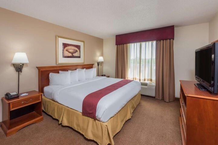 Seasons Inn & Suites Highland Exterior photo