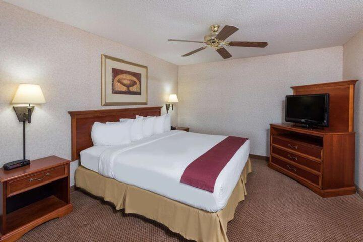 Seasons Inn & Suites Highland Exterior photo
